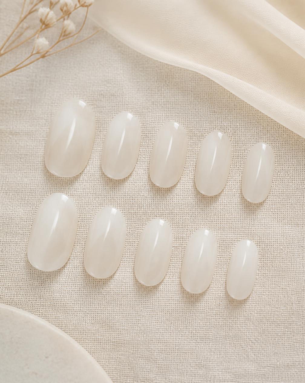 Press-on nails Milky Oval ÉLI NAIL sur lin crème